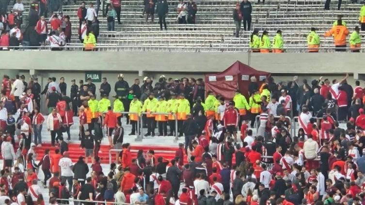 Murió un hincha de River al caer de la tribuna Sívori y se suspendió el partido con Defensa y Justicia