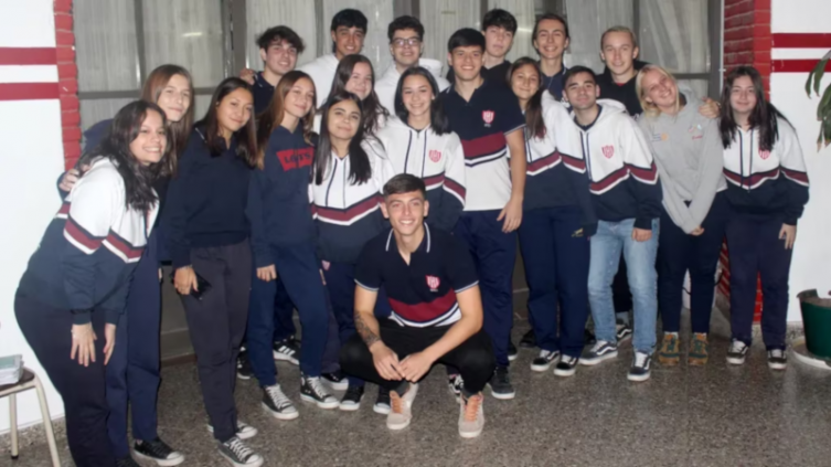 Domina homenajeado en la escuela tras su primer gol como profesional
