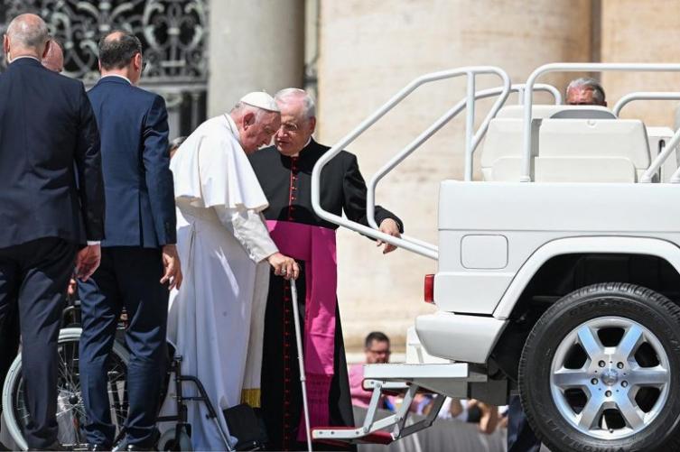 Operan al papa Francisco y quedará internado “algunos días”
