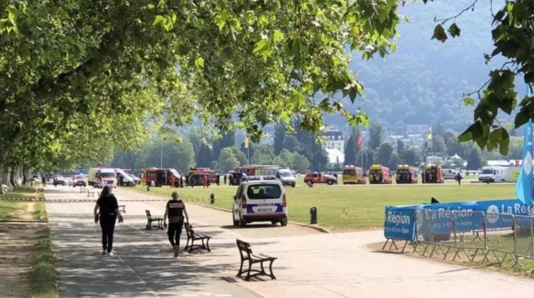 Un hombre apuñaló a cuatro nenes que jugaban en un parque: dos chicos están internados en terapia intensiva