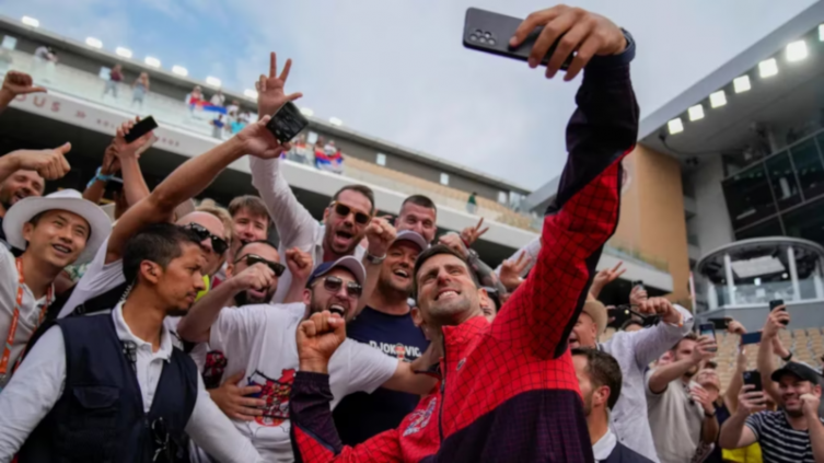 Roland Garros: Djokovic tras ganar y volver al N°1 cantó un hit de las canchas argentinas