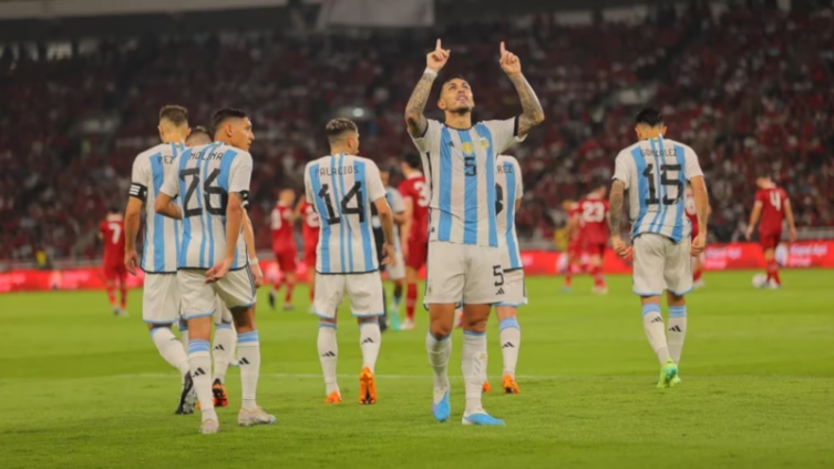 Argentina finalizó la gira de amistosos por Asia con una victoria 2-0 ante Indonesia