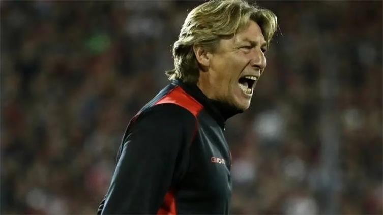 Heinze, enojadísimo con el árbitro: 