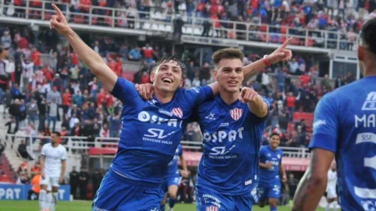 Unión goleó a Independiente 3 a 0 en el estadio 15 de Abril