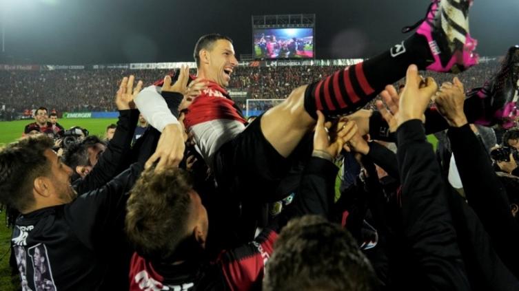 Maxi Rodríguez se despidió del fútbol en un homenaje a pura fiesta 