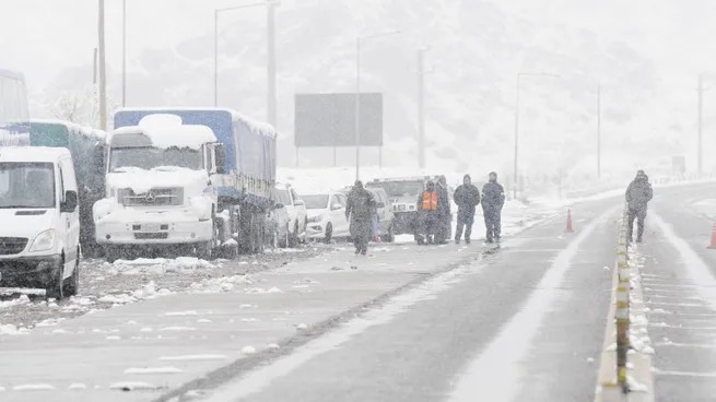 Más de 2.000 camiones varados por la nieve en paso fronterizo entre Argentina y Chile