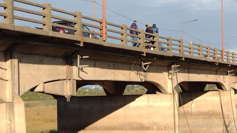 Especialistas de Vialidad Nacional realizan estudios en el Puente Carretero