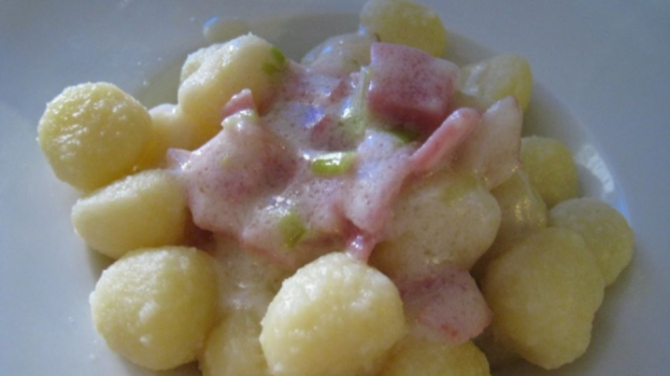 Ñoquis de ricotta con salsa de ajos y jamón
