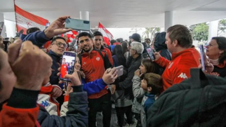 Hinchas de Unión apoyaron al plantel antes del viaje