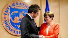 Se pagarán 2.700 millones de dólares al FMI mientras continúa la negociación