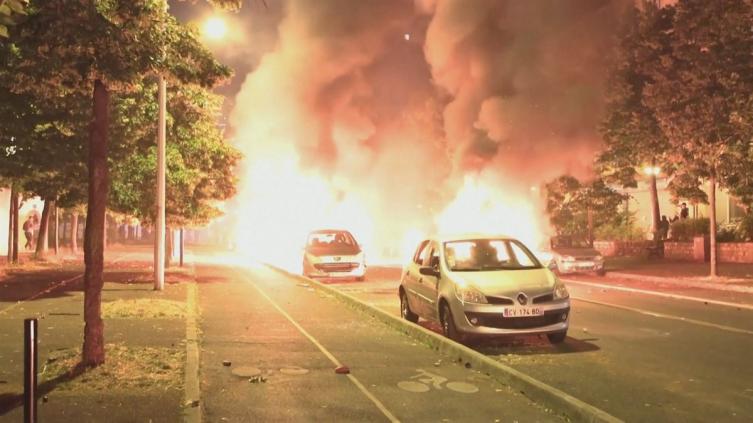 Quinta noche de violencia urbana en Francia por la muerte de un joven baleado por un policía 