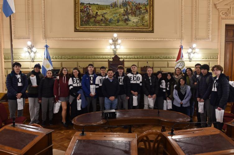 Castelló recibió a alumnos de la escuela Dante Alighieri en la Legislatura