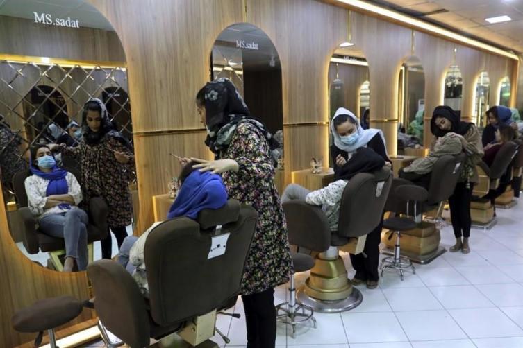 El Gobierno talibán ordenó el cierre de los salones de belleza