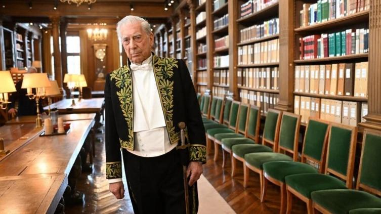 El Nobel de literatura Mario Vargas Llosa hospitalizado en Madrid por Covid-19