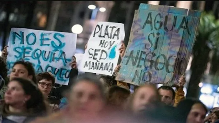 Uruguay: fuertes protestas ante la principal productora de agua embotellada