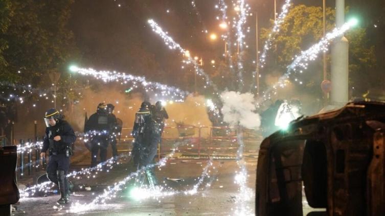 Francia prohíbe la venta de fuegos artificiales para el Día de la Bastilla tras los disturbios