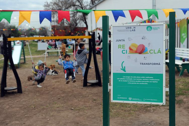 Ya se instalaron los juegos nuevos en la plaza de barrio San Agustín