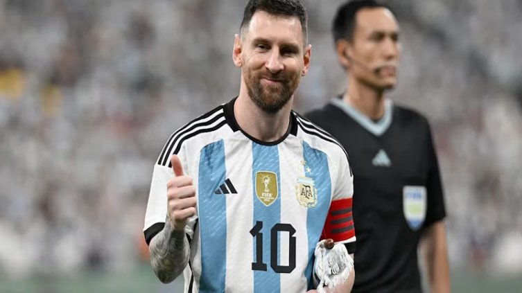 Messi vistió la camiseta de la Selección femenina en la previa del Mundial