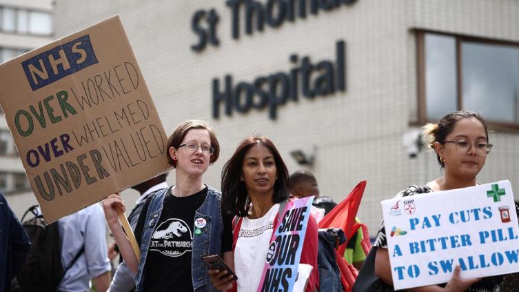 Médicos residentes en Inglaterra inician histórica huelga en demanda de aumento salarial