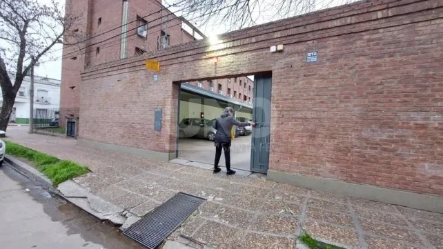 Barrio Roma: rompieron el portón eléctrico de una cochera y se robaron una moto