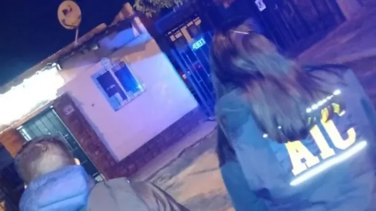 Detuvieron a tres jóvenes por balear la casa de una mujer cercana al capo narco Alan Funes 