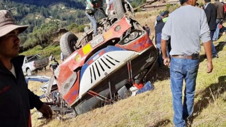 Cayó un micro al abismo en Perú: al menos 12 muertos y 15 heridos