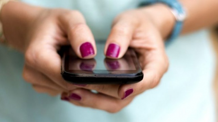 Tu personalidad se descubre por cómo agarrás tu celular: mirá este test viral