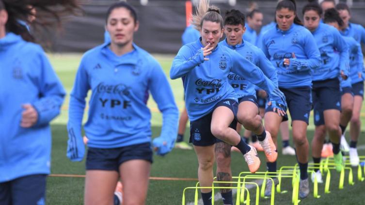 Objetivo Italia: Argentina entrenó en campo tras las lluvias