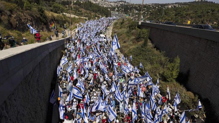 Decenas de miles de israelíes marcharon hacia el Parlamento contra la reforma judicial