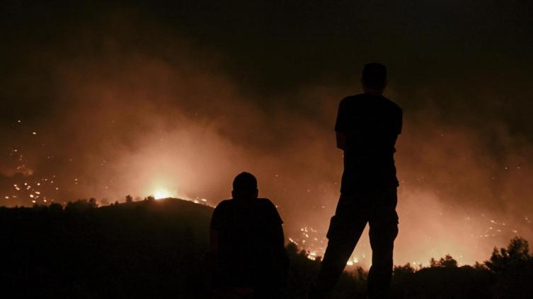 Ola de calor en Grecia: siguen las evacuaciones por incendios forestales en la isla de Corfú y Rodas