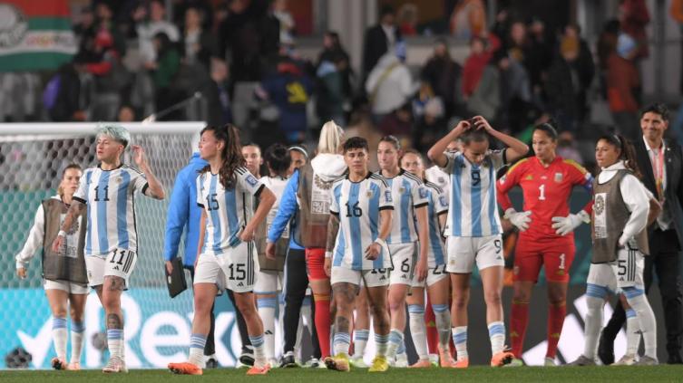 Argentina, sobre el final, perdió ante Italia en el debut mundialista