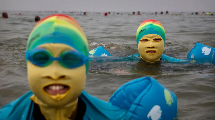 Facekinis, la moda para protegerse del solazo en China