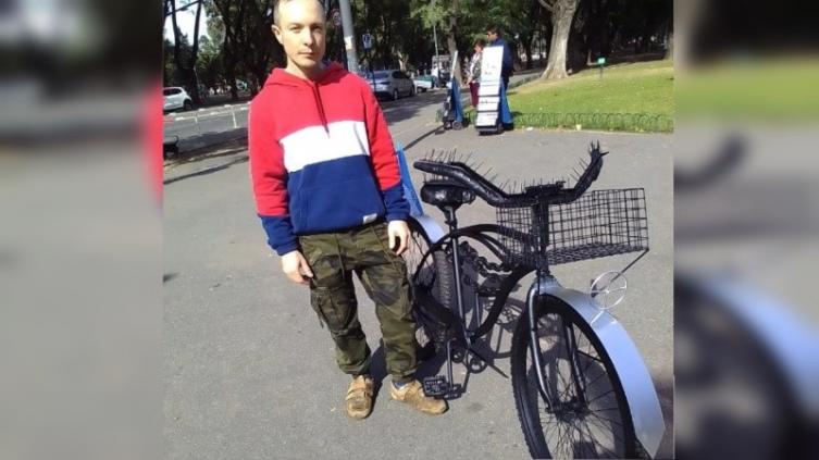 Cansado de que le roben su bicicleta, un herrero rosarino creó un método anti ladrones