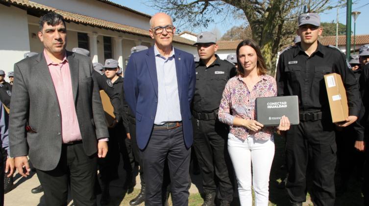Debloc entregó netbooks a cadetes del Instituto de Seguridad Pública de la provincia