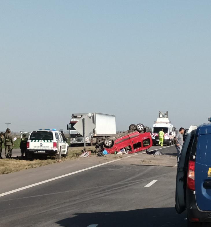 Un fallecido y dos heridos graves tras el vuelco de una camioneta en la ruta nacional 34
