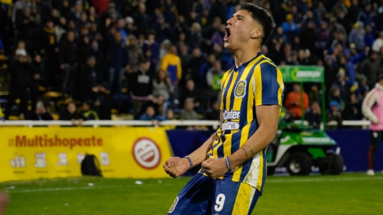 Véliz se despidió de Rosario Central y viajó hacia Londres