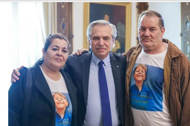 Alberto Fernández recibió este lunes al abuelo de Lucio Dupuy en la Casa Rosada