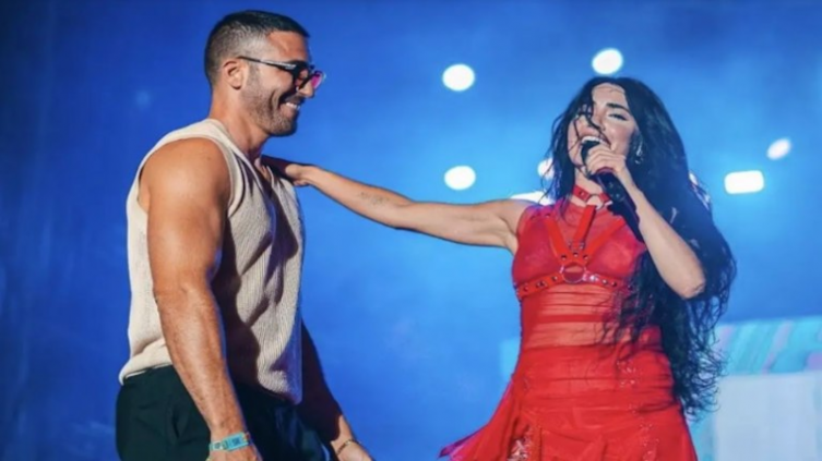 Lali besó al galán español Miguel Ángel Silvestre durante una actuación