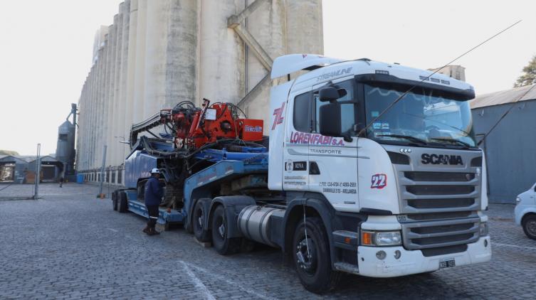 Instalan el equipo de perforación para comenzar el cruce de la laguna Setúbal