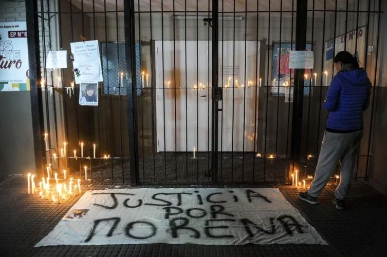 El crimen de Morena: velas encendidas frente a la escuela y marcha hacia el velatorio de la nena