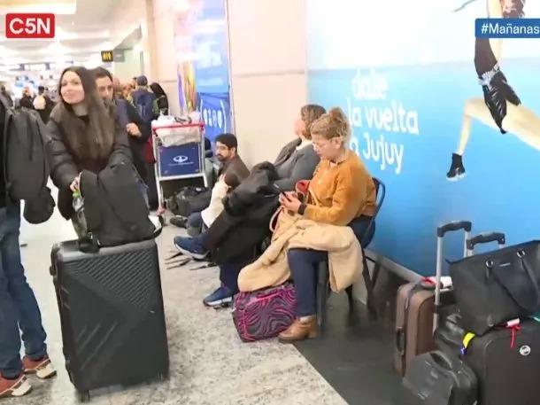 Sigue el caos en Aeroparque por un paro de maleteros