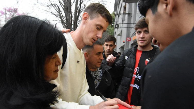 Los hinchas de Colón le dieron la bienvenida a Germán Conti