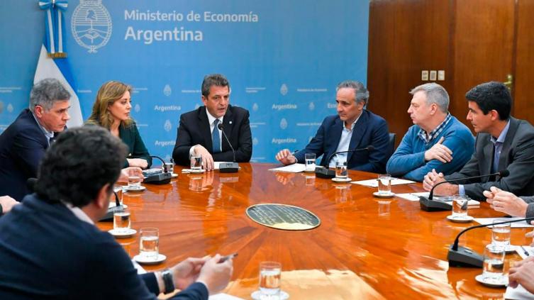 El Gobierno congeló el precio de los combustibles hasta el 31 de octubre