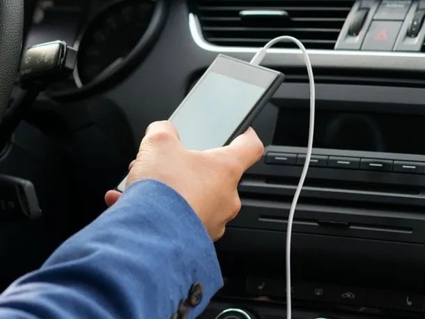 De cuánto es la multa por manejar con un celular en la mano