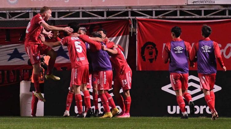 En un partidazo, River perdió con Argentinos en La Paternal en el inicio de la Copa de la Liga