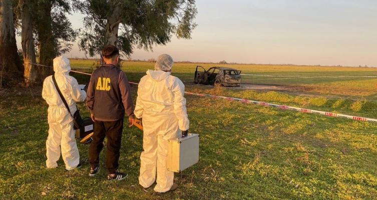Investigan como doble homicidio el caso de dos cuerpos carbonizados 