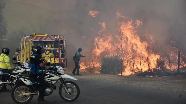 Logran contener incendios en San Luis y quedan focos en las sierras centrales