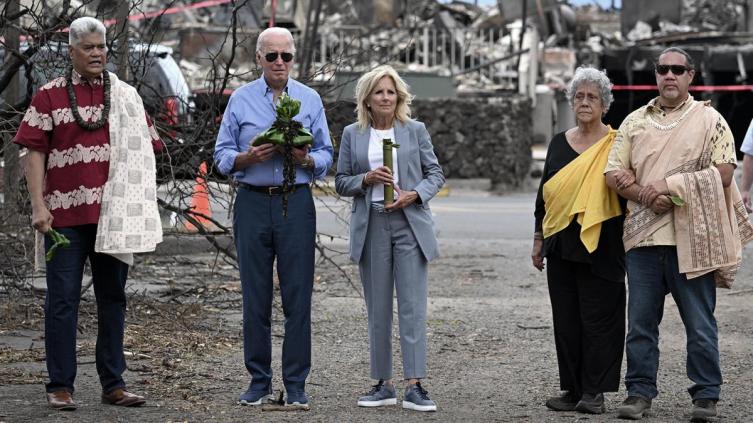 Biden visitó las zonas de Hawái devastadas por los incendios y prometió ayuda