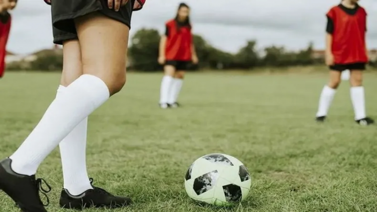 La AFA y el Gobierno buscan impulsar el fútbol femenino en escuelas