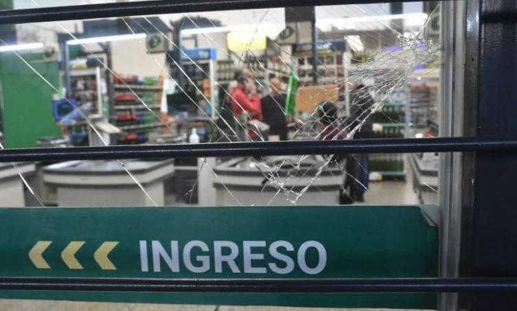 Detuvieron al menos a ocho personas por robo de mercadería en el Kilbel de López y Planes e Iturraspe
